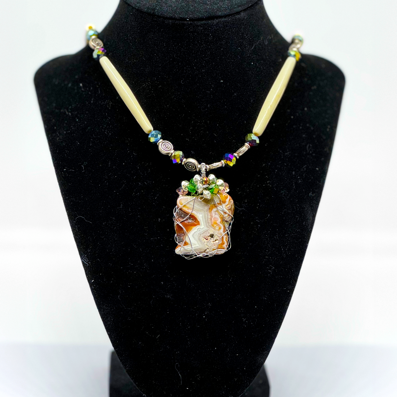 WIRED LAGUNA LACE AGATE STONE PENDANT