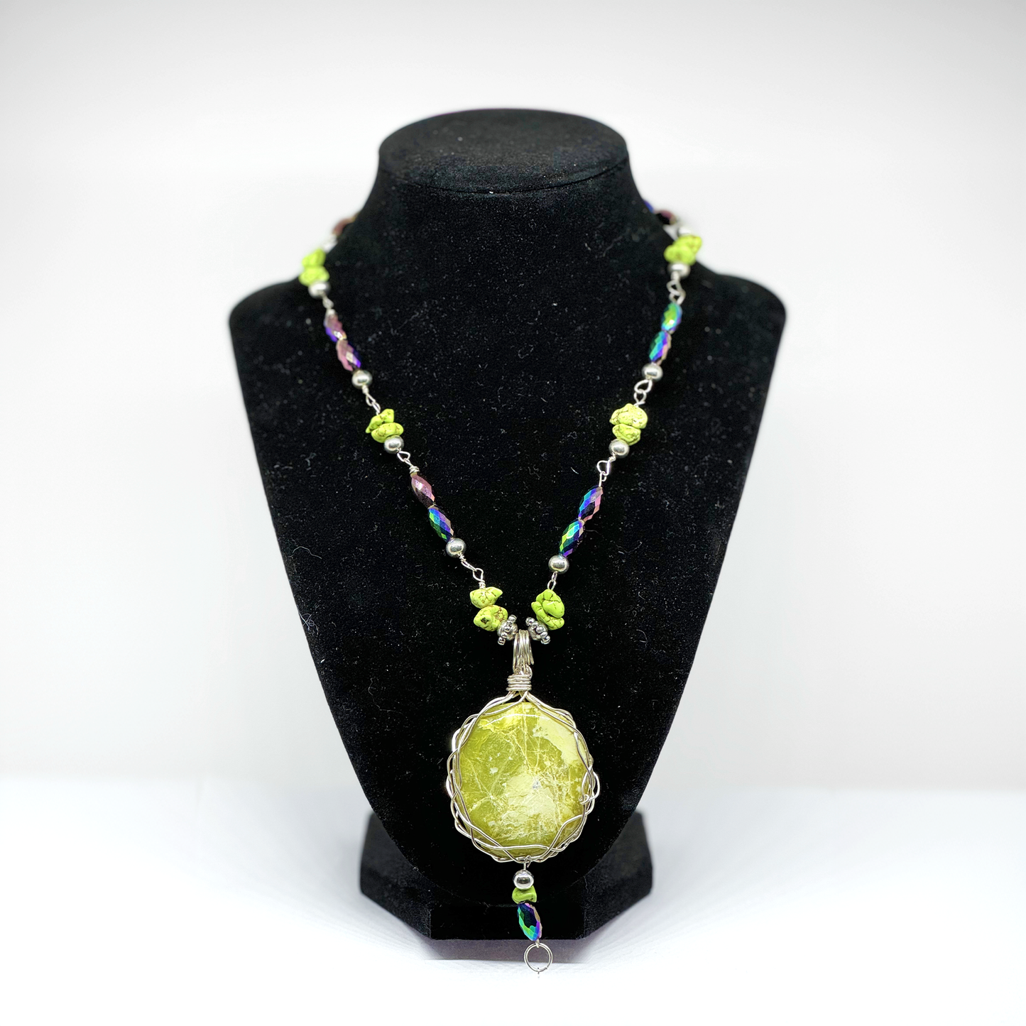 WIRED GREEN  STONE NECKLACE