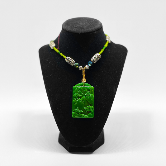 GREEN JADE PENDENT NECKLACE